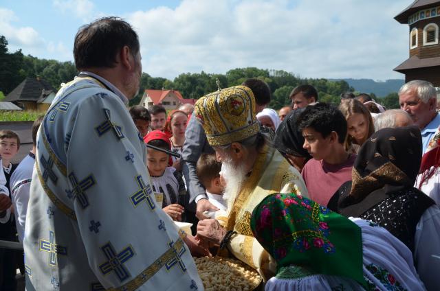 Liturghie arhierească la Vicovu de Jos: „Este de neînchipuit hărnicia și credința dumneavoastră”