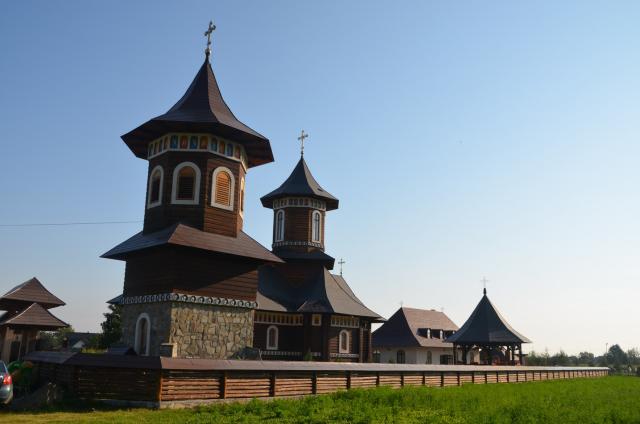 Liturghie arhierească la Vicovu de Jos: „Este de neînchipuit hărnicia și credința dumneavoastră”