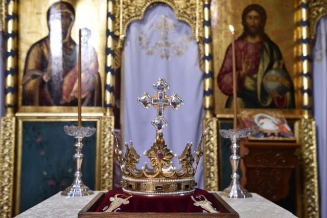 Patriarhul României a binecuvântat coroana reconstituită a Sfântului Ştefan cel Mare