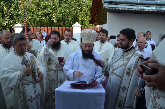 Preasfințitul Damaschin a resfinţit Biserica „Pogorărea Sfântului Duh” din Bivolărie - Vicovu de Sus