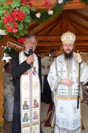 Preasfințitul Damaschin a resfinţit Biserica „Pogorărea Sfântului Duh” din Bivolărie - Vicovu de Sus
