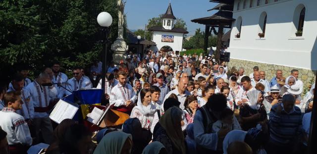 Înaltpreasfințitul Teofan: „Să dăm lui Dumnezeu ce I se cuvine, împlinind cu cinste și responsabilitățile noastre din fiecare zi”