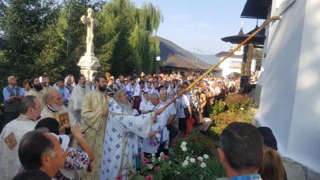 Înaltpreasfințitul Teofan: „Să dăm lui Dumnezeu ce I se cuvine, împlinind cu cinste și responsabilitățile noastre din fiecare zi”