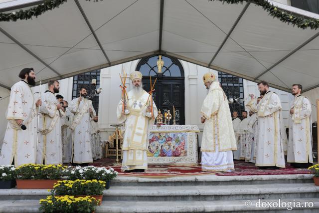 2000 de tineri la slujba Sfintei Liturghii din cadrul Întâlnirii Tinerilor Ortodocși din Moldova de la Iași
