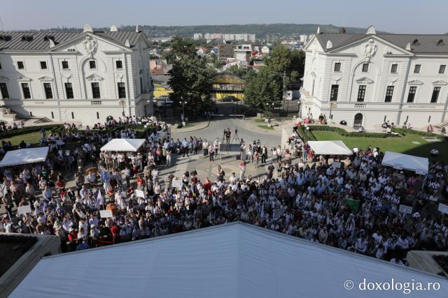 2000 de tineri la slujba Sfintei Liturghii din cadrul Întâlnirii Tinerilor Ortodocși din Moldova de la Iași