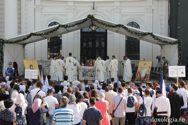 (Foto) Sfânta Liturghie din cadrul Întâlnirii Tinerilor Ortodocși din Moldova
