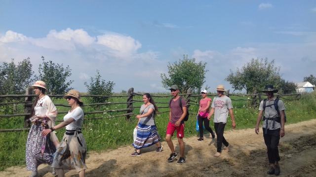 220 kilometri, parcurși de 160 de tineri în pelerinajul pedestru „Pe urmele Sfinților Nemțeni”