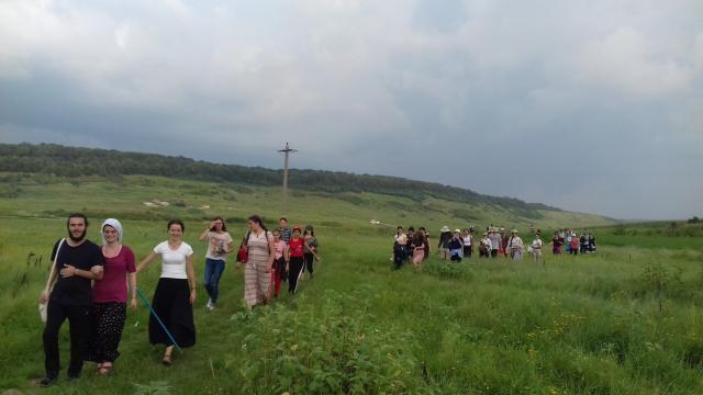 220 kilometri, parcurși de 160 de tineri în pelerinajul pedestru „Pe urmele Sfinților Nemțeni”