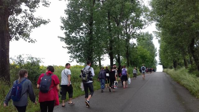 220 kilometri, parcurși de 160 de tineri în pelerinajul pedestru „Pe urmele Sfinților Nemțeni”