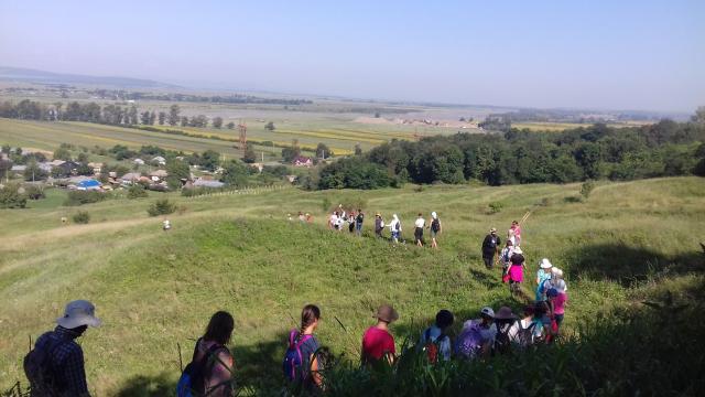 220 kilometri, parcurși de 160 de tineri în pelerinajul pedestru „Pe urmele Sfinților Nemțeni”