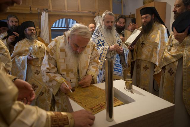 Sfințire de schit la Horodiștea-Botoșani: „Lumea are nevoie de sfinţi pentru ca umanitatea să fie sănătoasă”