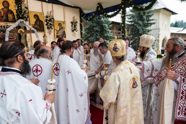Arhiepiscopul Sucevei, la Putna: „Maica Domnului este pildă de ascultare și smerenie”