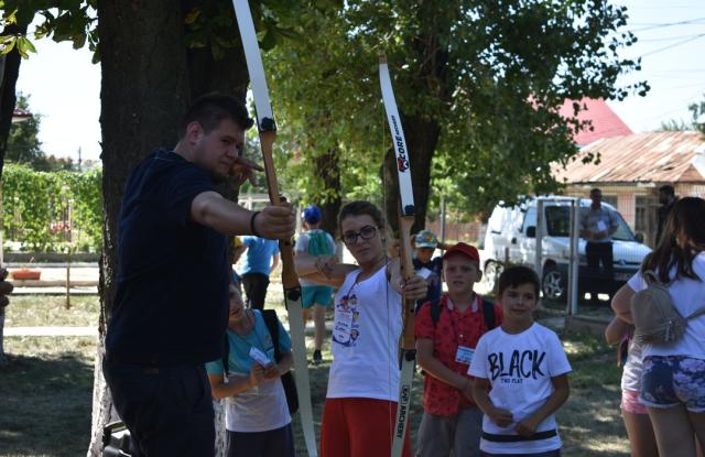 Peste 170 de copii în Tabăra „Copilărie și credință” Fălciu – PS Ignatie: „S-au transmis copiilor prin joc, prin foarte multă bucurie, elementele credinței noastre”