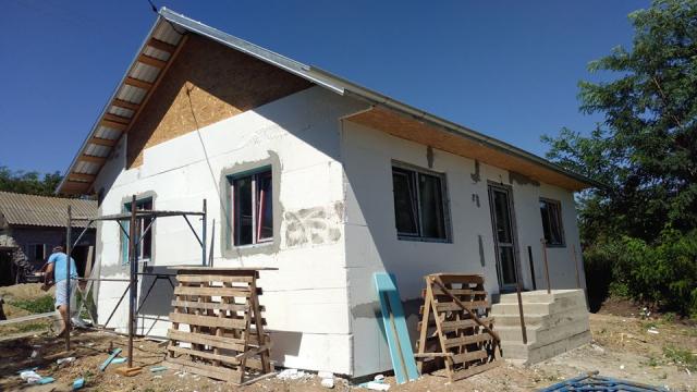 Un preot botoșănean a construit o locuință nouă pentru o familie rămasă pe drumuri după un incediu devastator