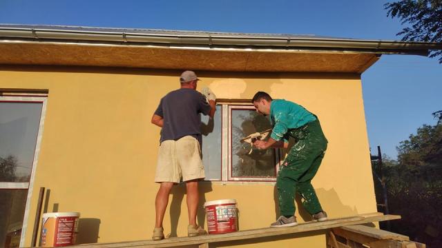 Un preot botoșănean a construit o locuință nouă pentru o familie rămasă pe drumuri după un incediu devastator