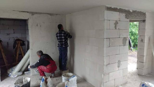 Un preot botoșănean a construit o locuință nouă pentru o familie rămasă pe drumuri după un incediu devastator