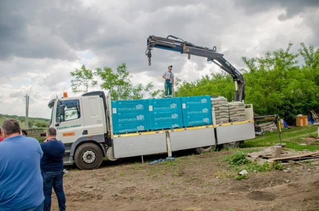 Un preot botoșănean a construit o locuință nouă pentru o familie rămasă pe drumuri după un incediu devastator