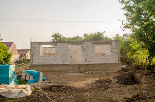 Un preot botoșănean a construit o locuință nouă pentru o familie rămasă pe drumuri după un incediu devastator