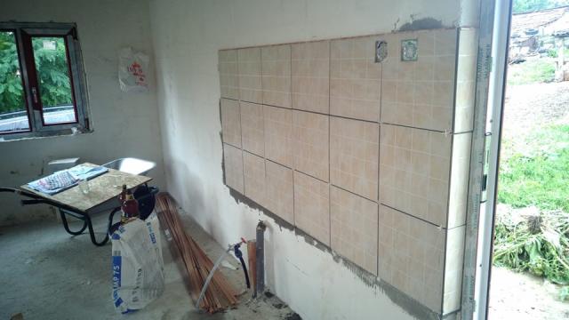 Un preot botoșănean a construit o locuință nouă pentru o familie rămasă pe drumuri după un incediu devastator