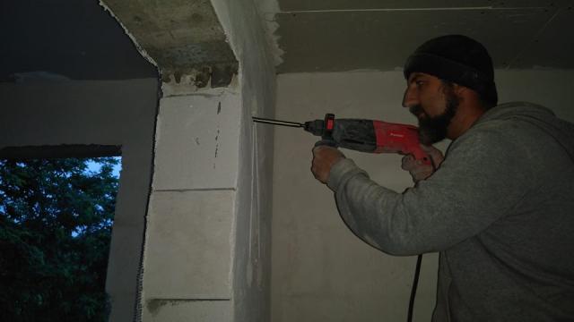 Un preot botoșănean a construit o locuință nouă pentru o familie rămasă pe drumuri după un incediu devastator