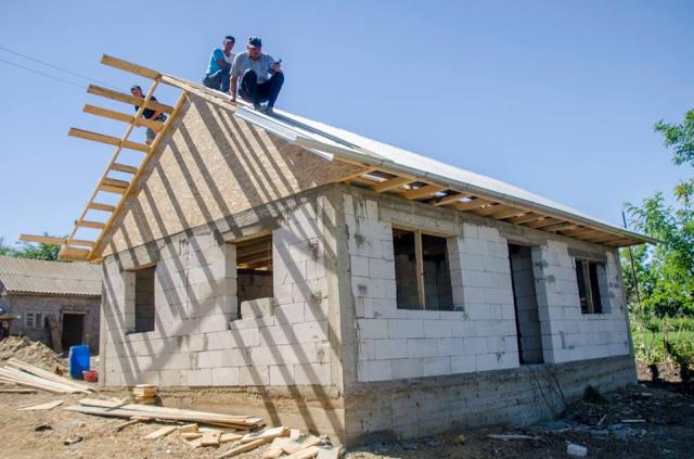 Un preot botoșănean a construit o locuință nouă pentru o familie rămasă pe drumuri după un incediu devastator