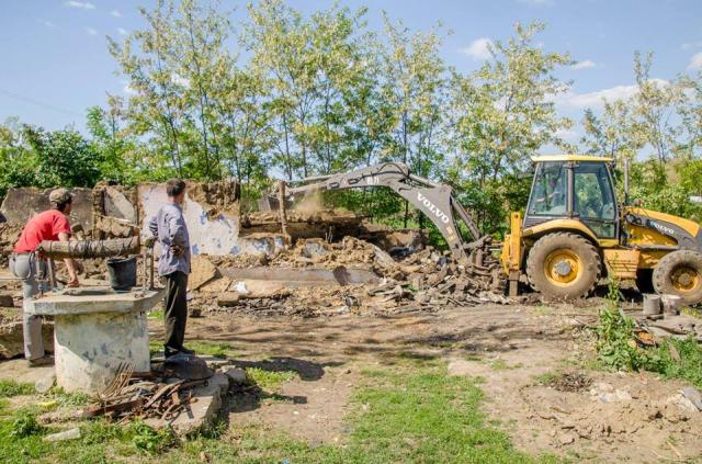 Un preot botoșănean a construit o locuință nouă pentru o familie rămasă pe drumuri după un incediu devastator