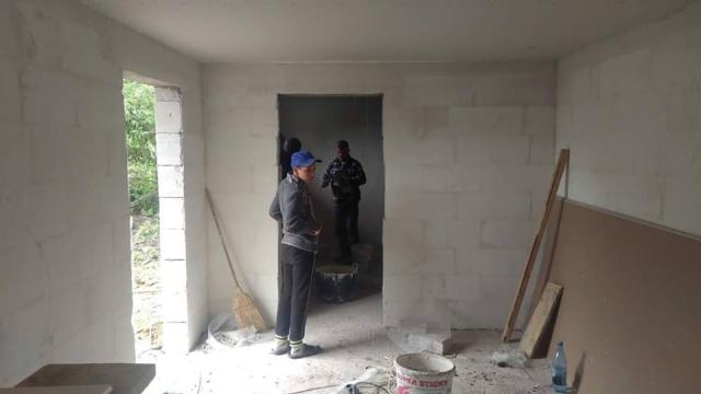 Un preot botoșănean a construit o locuință nouă pentru o familie rămasă pe drumuri după un incediu devastator