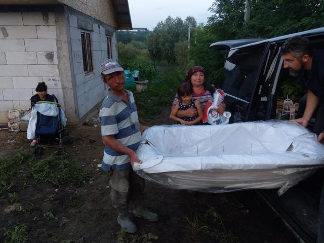 Un preot botoșănean a construit o locuință nouă pentru o familie rămasă pe drumuri după un incediu devastator