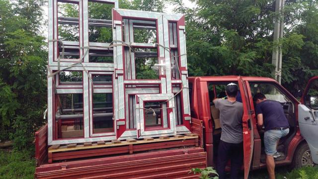 Un preot botoșănean a construit o locuință nouă pentru o familie rămasă pe drumuri după un incediu devastator