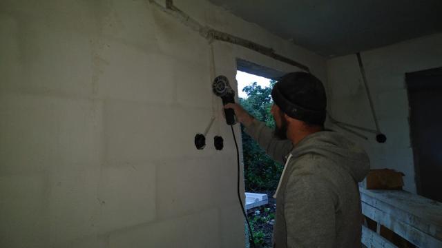 Un preot botoșănean a construit o locuință nouă pentru o familie rămasă pe drumuri după un incediu devastator