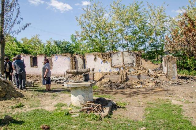 Un preot botoșănean a construit o locuință nouă pentru o familie rămasă pe drumuri după un incediu devastator