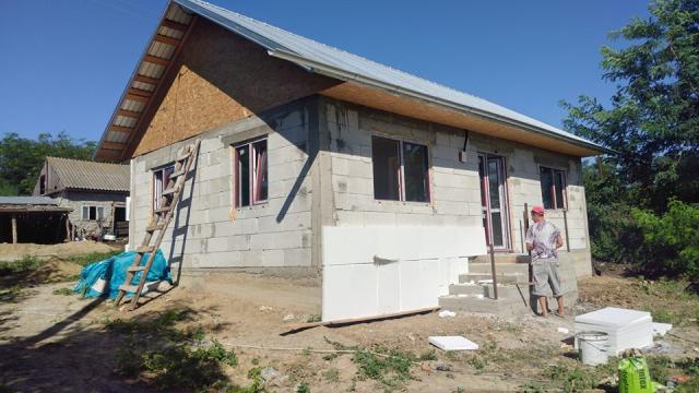 Un preot botoșănean a construit o locuință nouă pentru o familie rămasă pe drumuri după un incediu devastator
