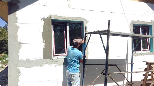 Un preot botoșănean a construit o locuință nouă pentru o familie rămasă pe drumuri după un incediu devastator
