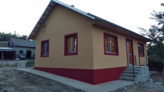 Un preot botoșănean a construit o locuință nouă pentru o familie rămasă pe drumuri după un incediu devastator