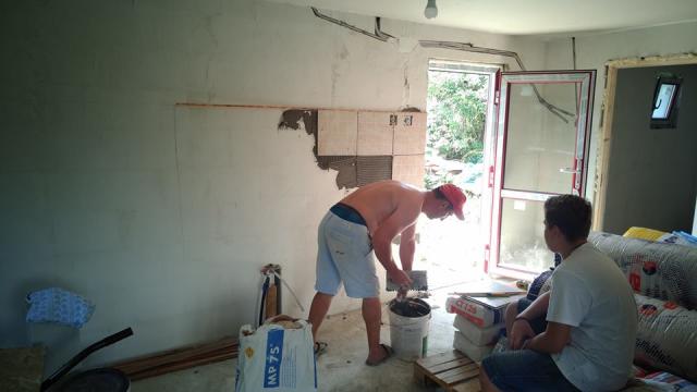 Un preot botoșănean a construit o locuință nouă pentru o familie rămasă pe drumuri după un incediu devastator
