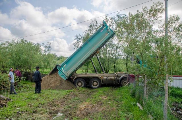 Un preot botoșănean a construit o locuință nouă pentru o familie rămasă pe drumuri după un incediu devastator