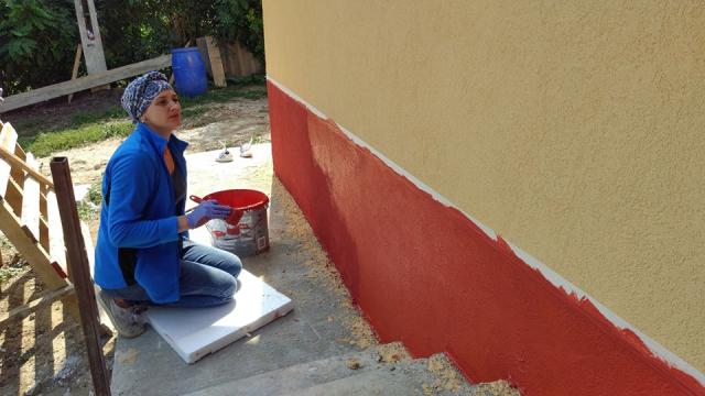 Un preot botoșănean a construit o locuință nouă pentru o familie rămasă pe drumuri după un incediu devastator