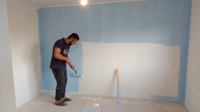 Un preot botoșănean a construit o locuință nouă pentru o familie rămasă pe drumuri după un incediu devastator