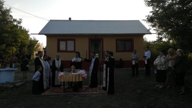 Un preot botoșănean a construit o locuință nouă pentru o familie rămasă pe drumuri după un incediu devastator