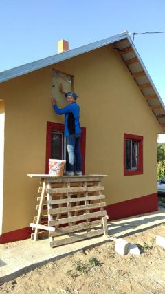 Un preot botoșănean a construit o locuință nouă pentru o familie rămasă pe drumuri după un incediu devastator