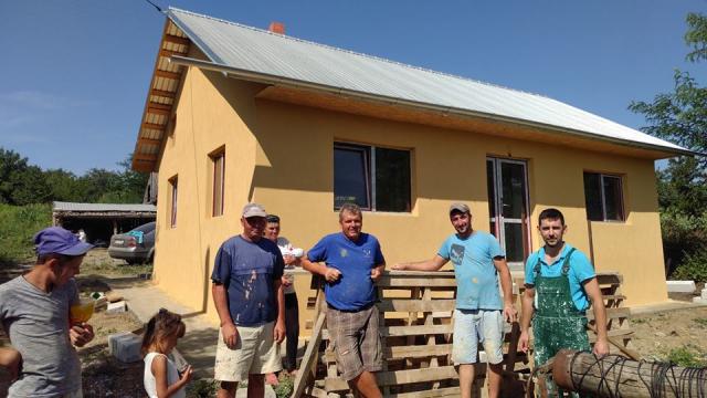 Un preot botoșănean a construit o locuință nouă pentru o familie rămasă pe drumuri după un incediu devastator