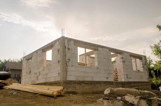 Un preot botoșănean a construit o locuință nouă pentru o familie rămasă pe drumuri după un incediu devastator