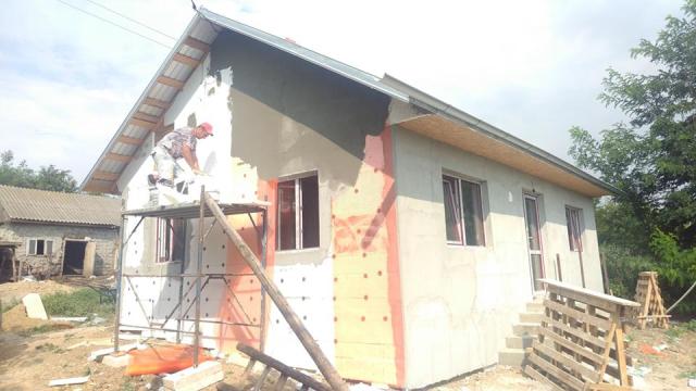 Un preot botoșănean a construit o locuință nouă pentru o familie rămasă pe drumuri după un incediu devastator