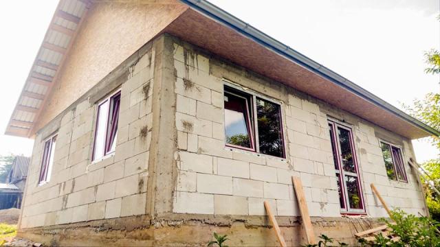 Un preot botoșănean a construit o locuință nouă pentru o familie rămasă pe drumuri după un incediu devastator