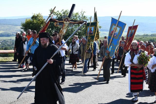 Mii de pelerini pe „Drumul Crucii” la Mănăstirea Hadâmbu