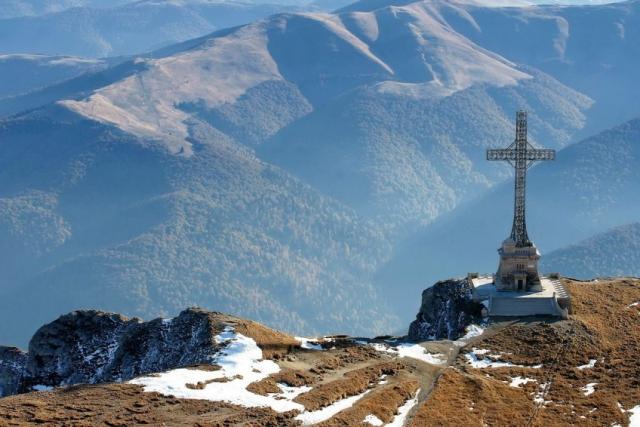 Patriarhul Daniel va sfinţi locul viitoarei biserici de pe platoul Bucegi