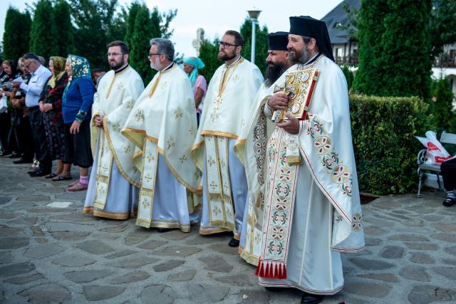 Mitropolitul Moldovei, la Mănăstirea Hadâmbu: „Nașterea și creșterea de prunci este cariera cea mai aleasă, cea mai înaltă”