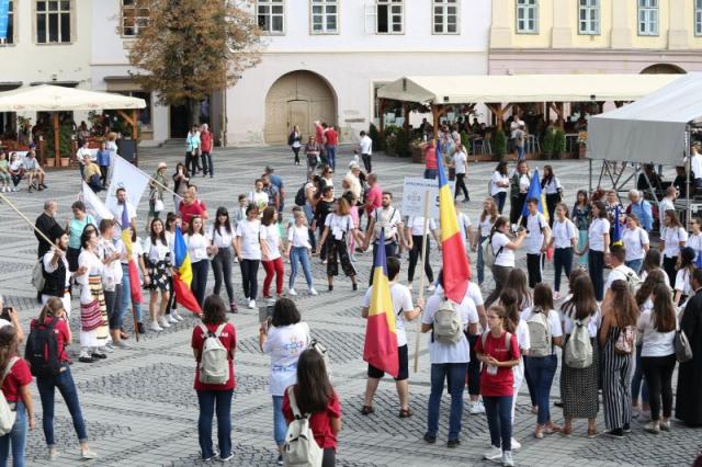 Peste 3000 de tineri din întreaga lume au trăit bucuria întâlnirii în Piața Mare din Sibiu