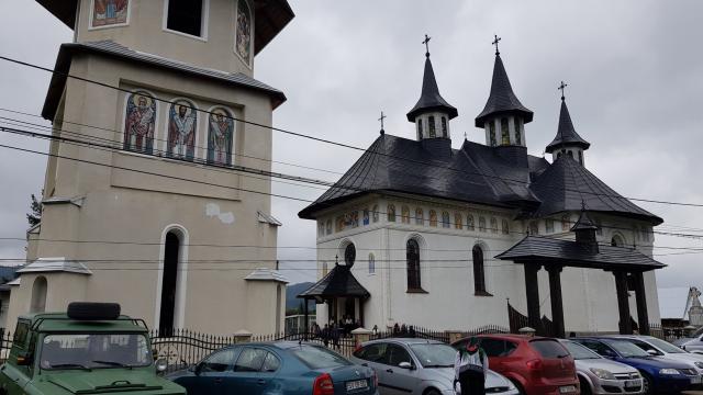 IPS Arhiepiscop Pimen, la Straja: „Să nu ne împuținăm sufletește atunci când suntem în necazuri și în suferințe”