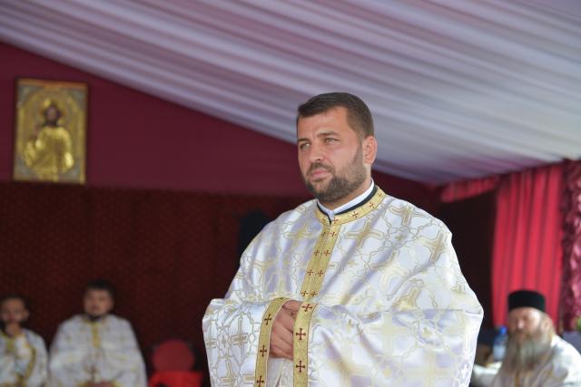 Sfințire de biserică la Concești, Darabani: „A lua crucea și a urma lui Hristos înseamnă  a nu te rușina de identitatea ta de creștin”